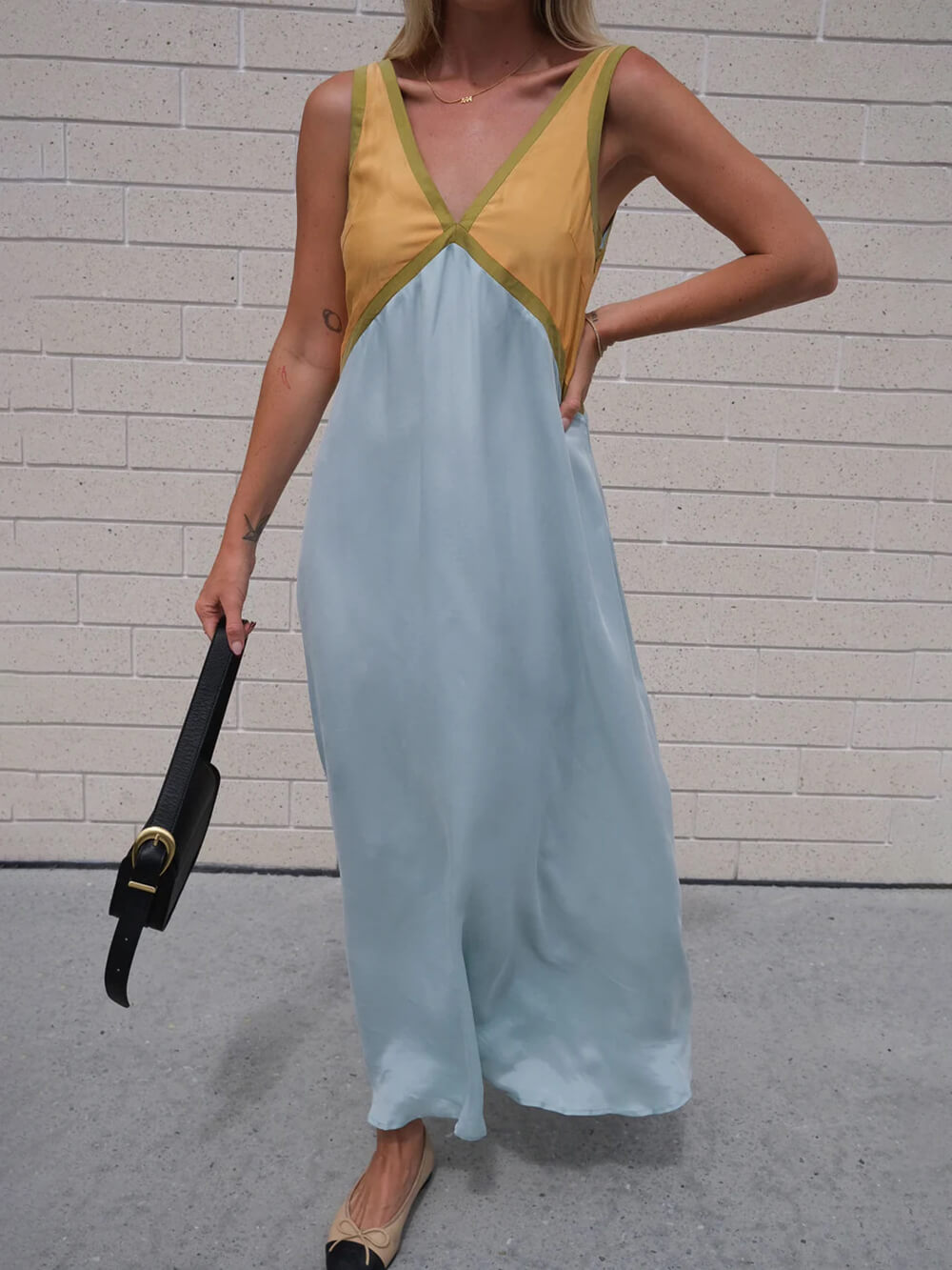 Vestido elegante con escote en V y paneles de color en contraste