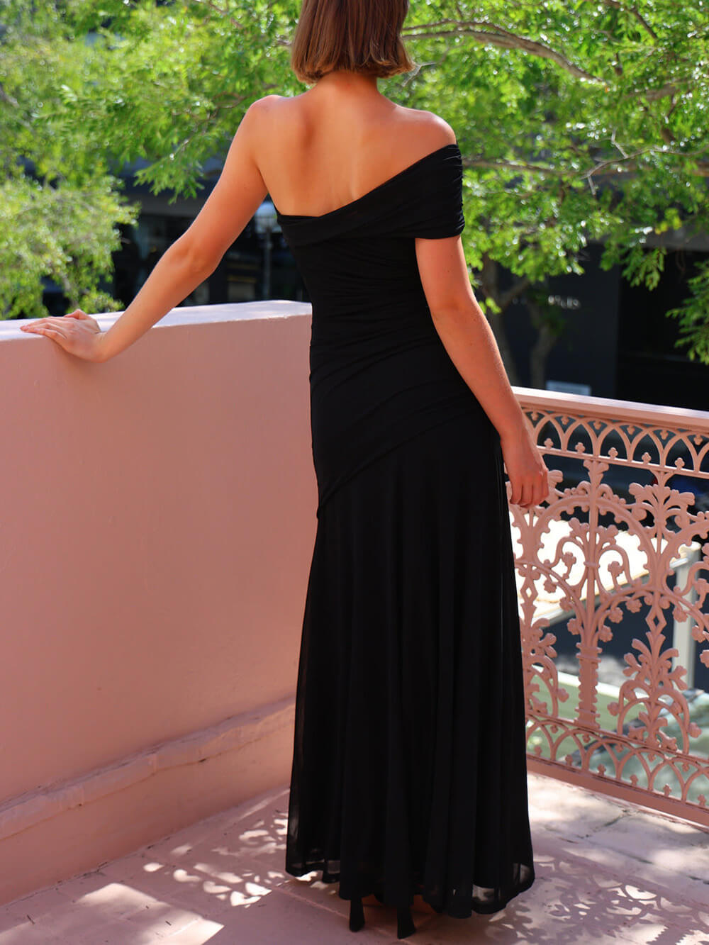 Elegancia sin esfuerzo Vestido maxi de malla con hombros descubiertos, fruncido y elástico