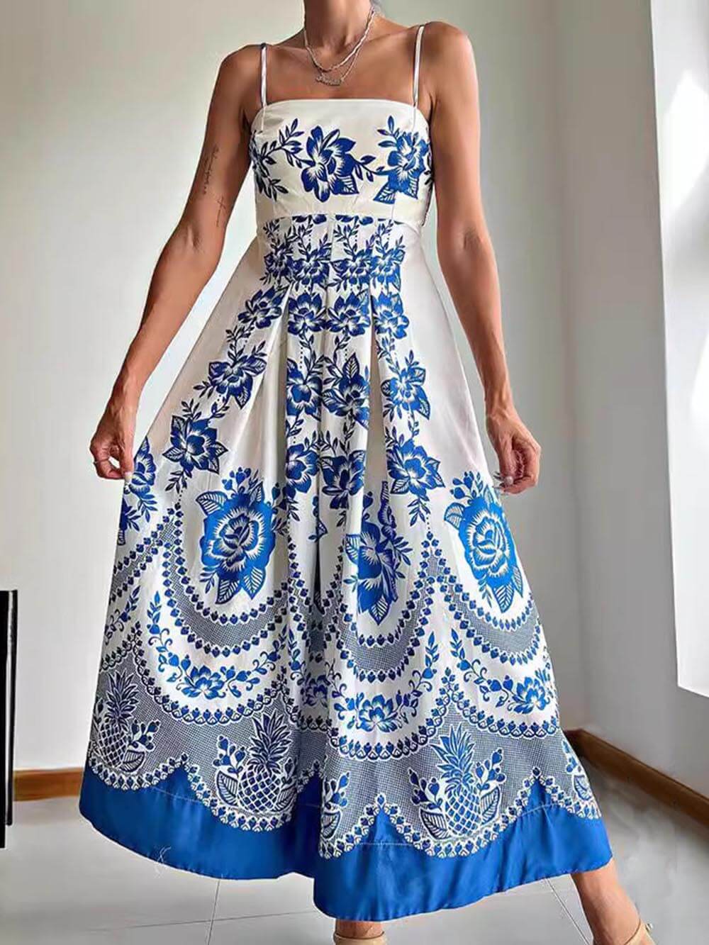 Vestido midi holgado con estampado floral étnico y espalda fruncida