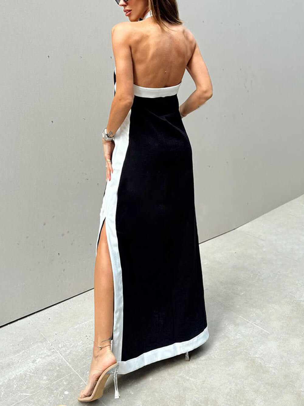 Vestido maxi de bloques de color con escote halter y abertura