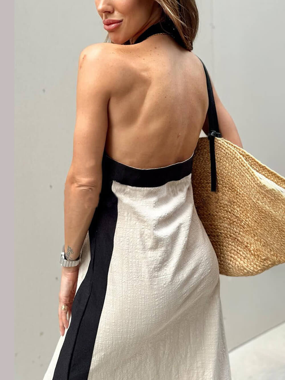 Vestido maxi de bloques de color con escote halter y abertura