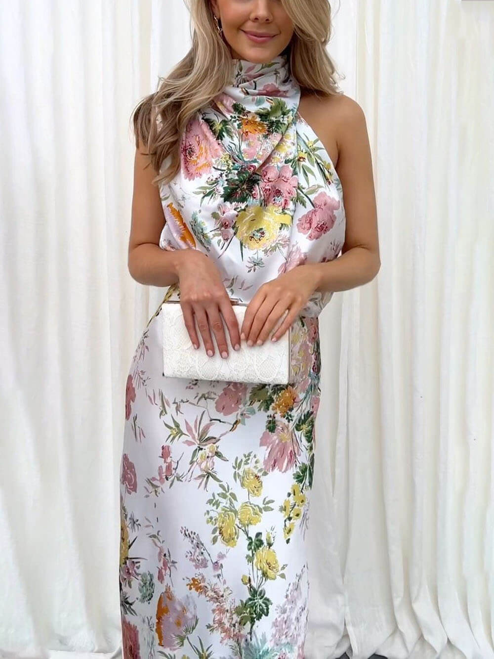 Vestido maxi floral con cuello halter y cintura elástica