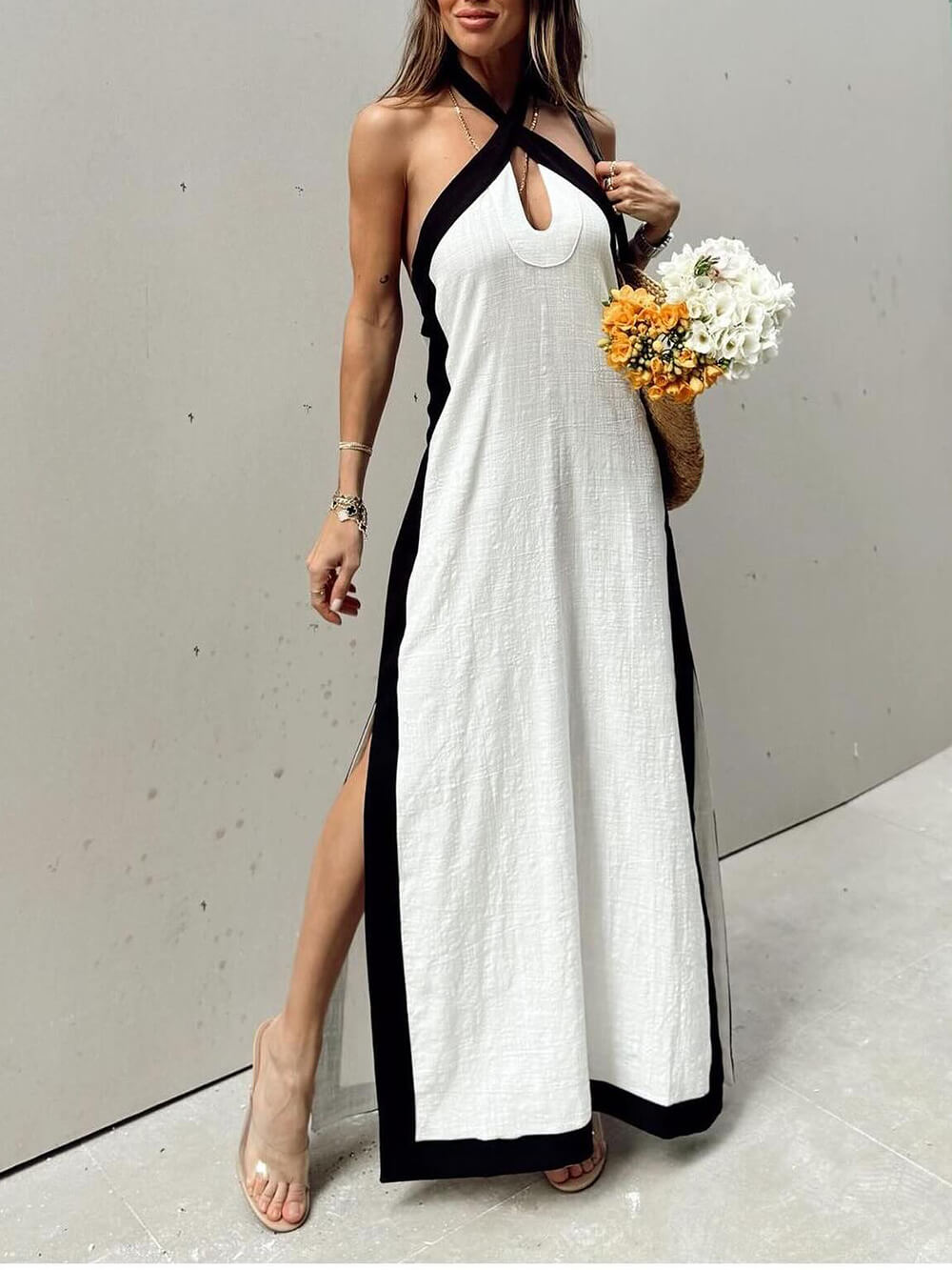 Vestido maxi de bloques de color con escote halter y abertura