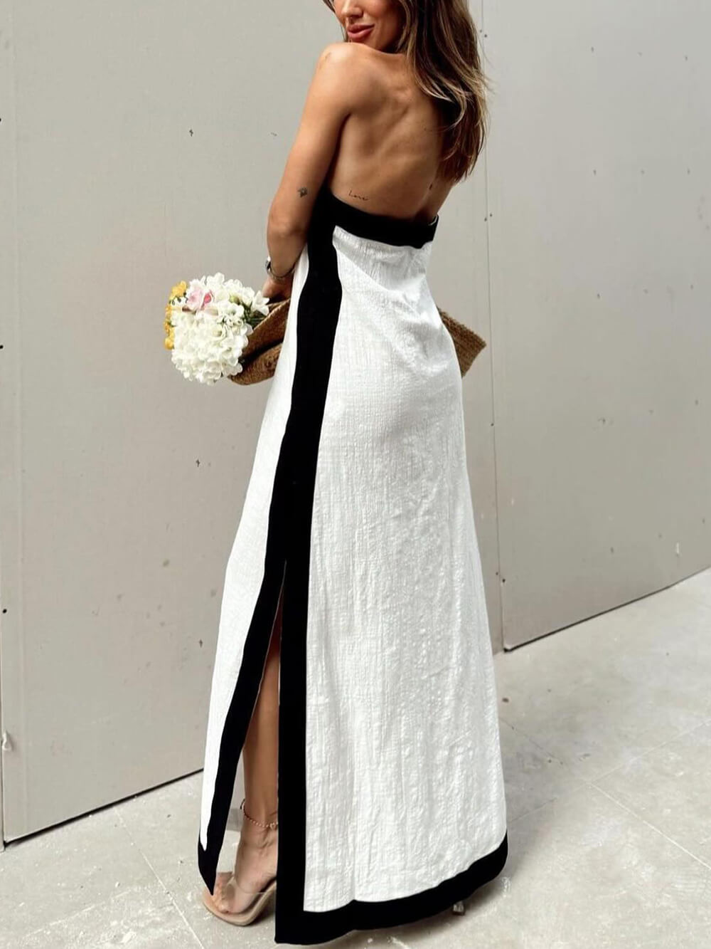 Vestido maxi de bloques de color con escote halter y abertura