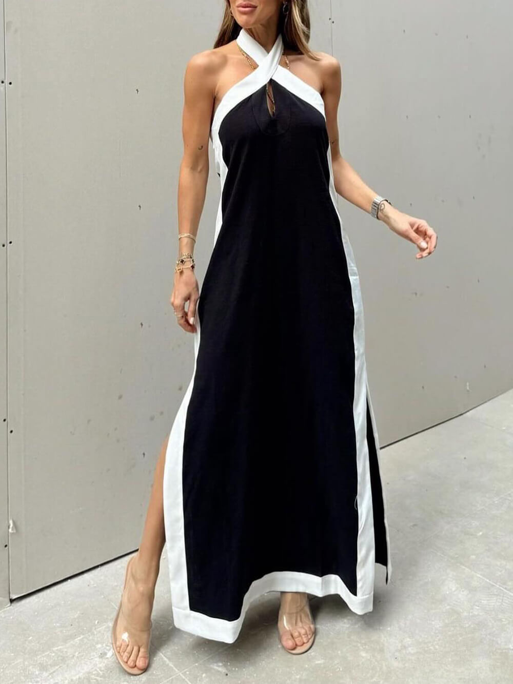 Vestido maxi de bloques de color con escote halter y abertura