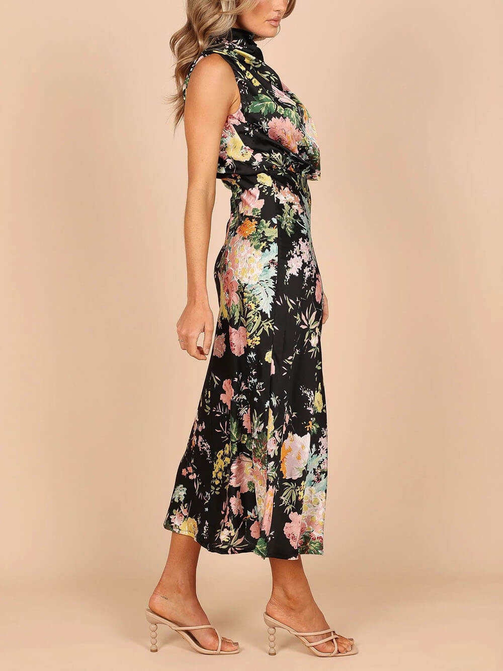 Vestido maxi floral con cuello halter y cintura elástica