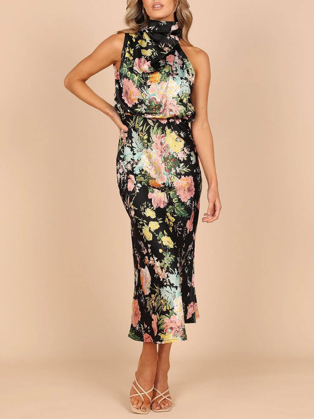 Vestido maxi floral con cuello halter y cintura elástica