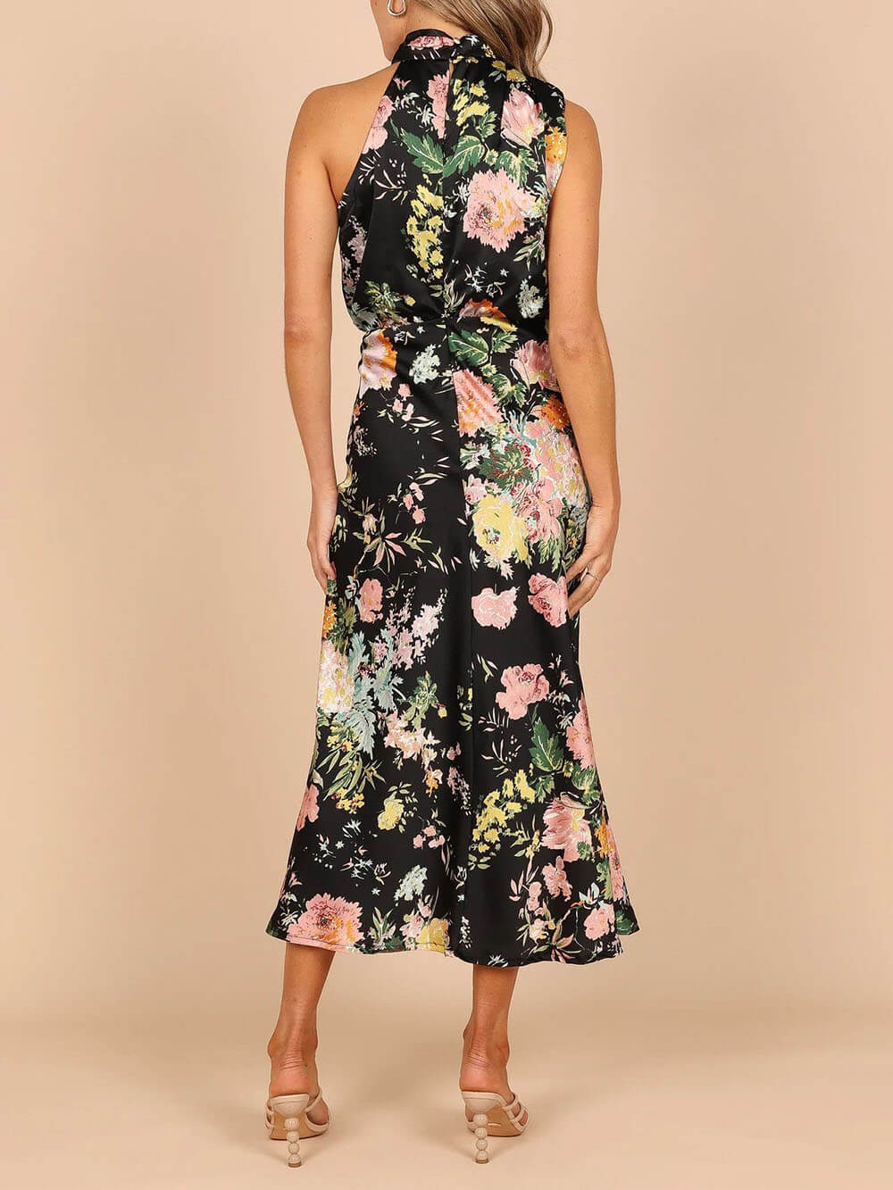 Vestido maxi floral con cuello halter y cintura elástica
