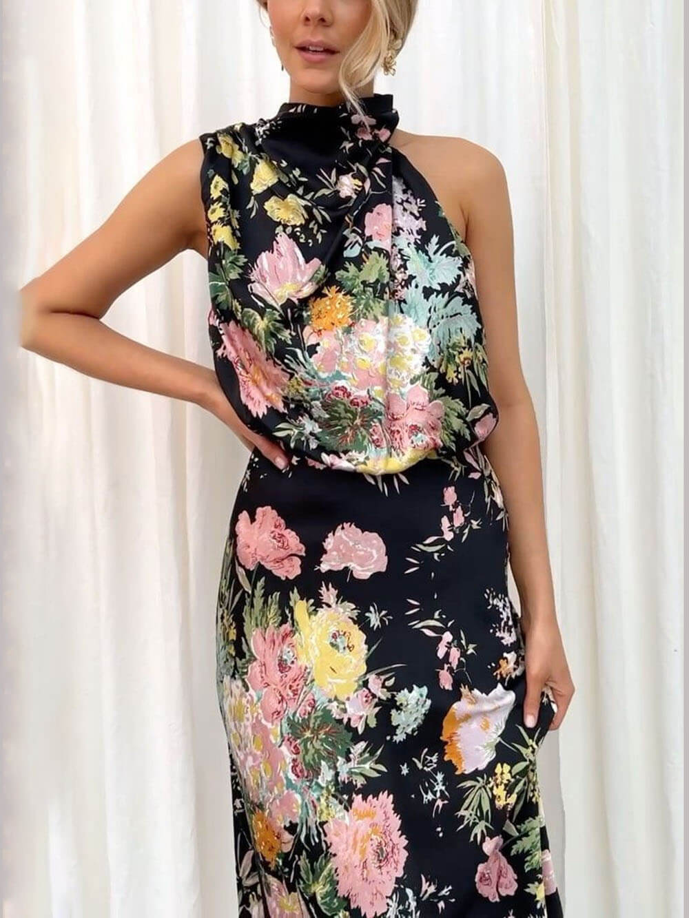 Vestido maxi floral con cuello halter y cintura elástica