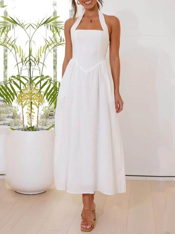 Vestido negro corto con escote halter de longitud media