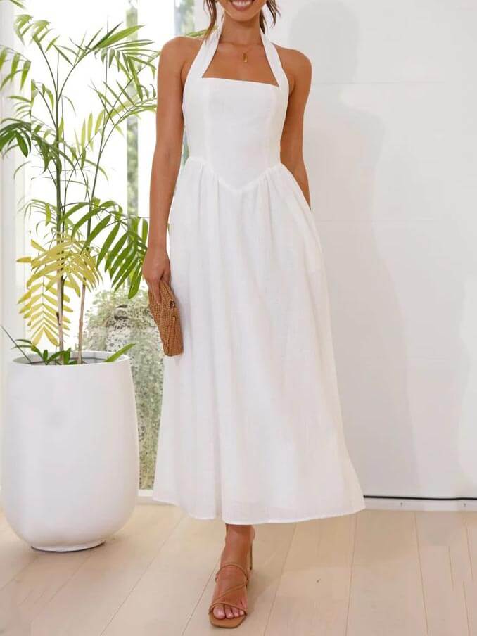 Vestido negro corto con escote halter de longitud media