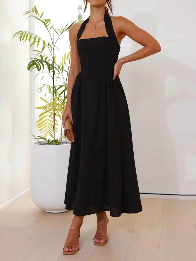 Vestido negro corto con escote halter de longitud media