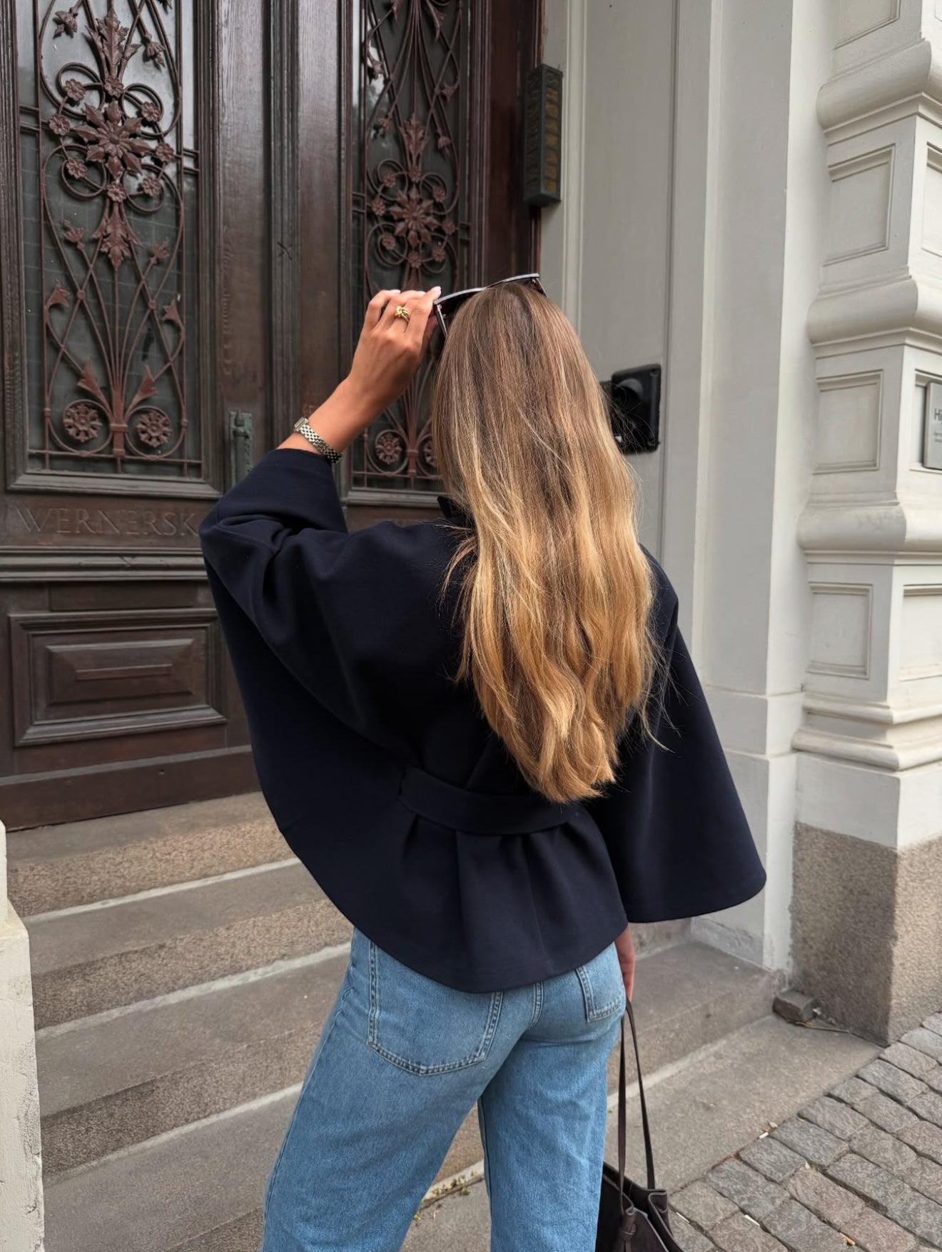 Chloe | Chaqueta de capa con cuello alto y cinturón