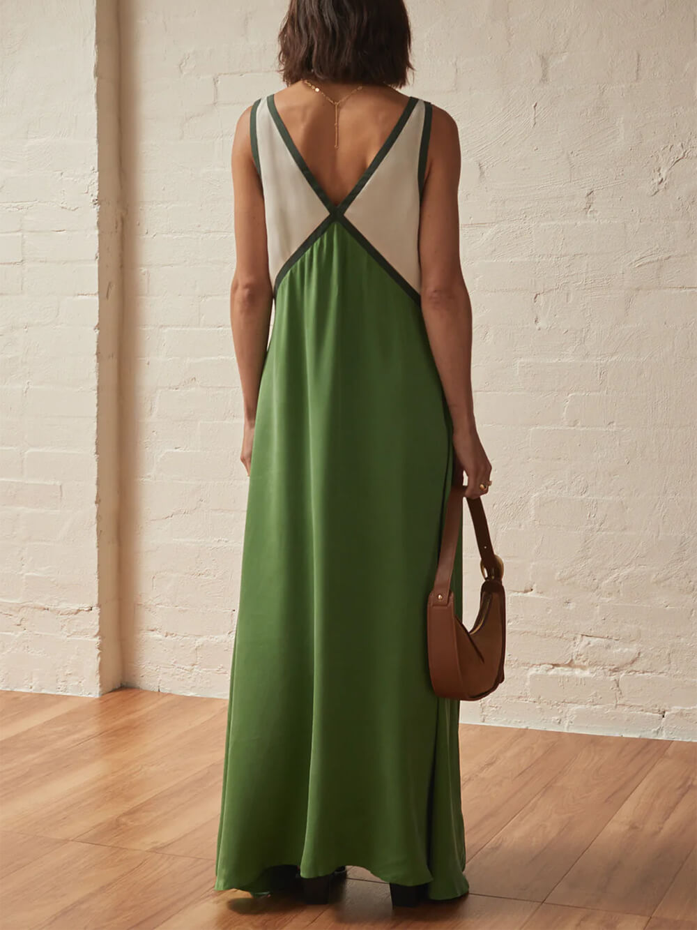 Vestido elegante con escote en V y paneles de color en contraste