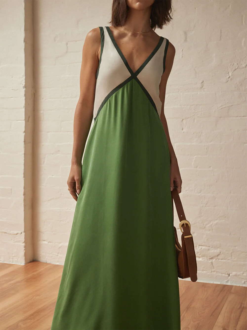 Vestido elegante con escote en V y paneles de color en contraste