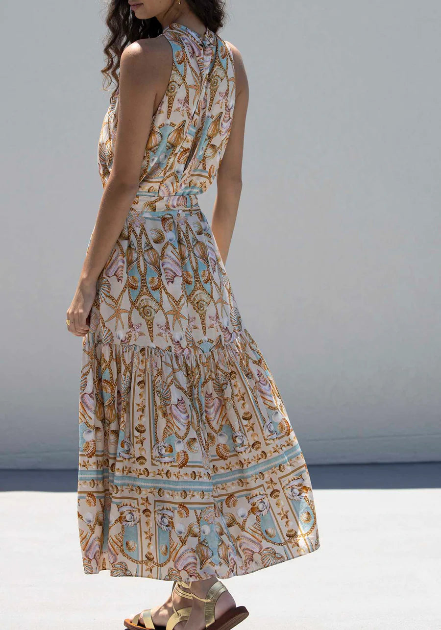 Exquisito vestido maxi de satén con estampado de tesoro oceánico